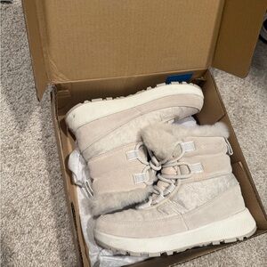 Columbia White Slopeside Peak Luxe Boots